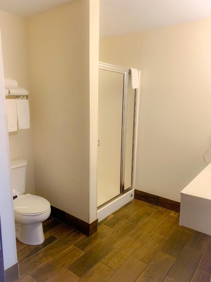Baymont By Wyndham Chelsea Hotel Екстериор снимка