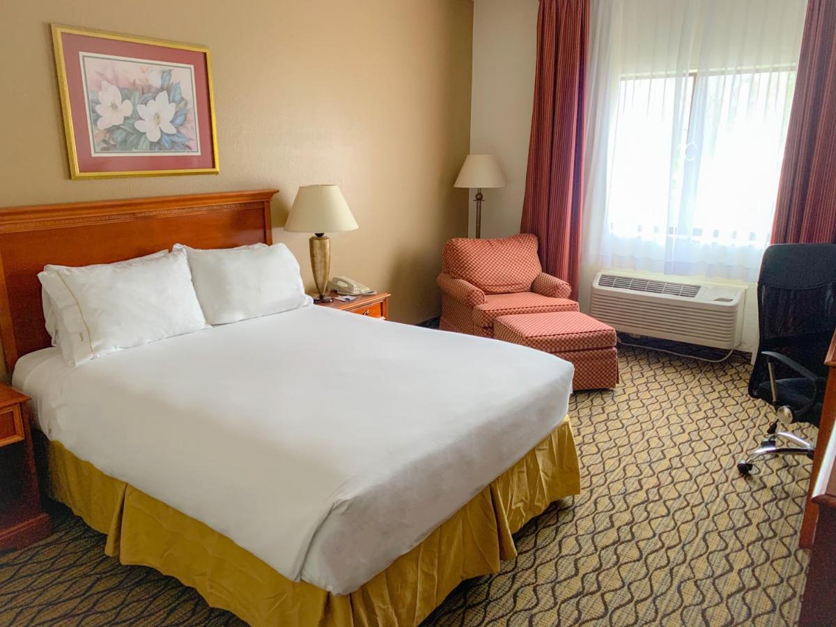 Baymont By Wyndham Chelsea Hotel Екстериор снимка